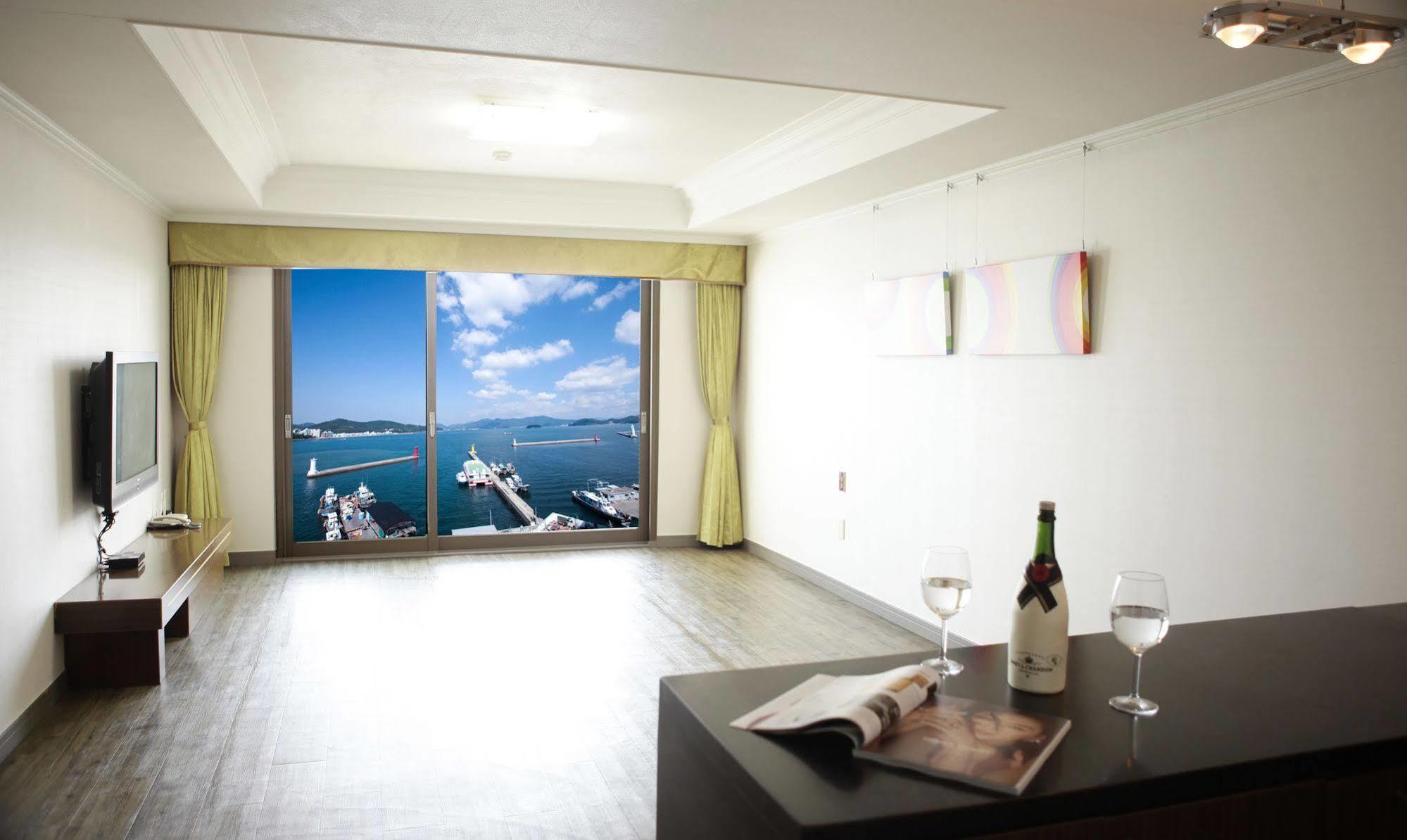 Bay Condo Hotel Tongyeong Exterior photo